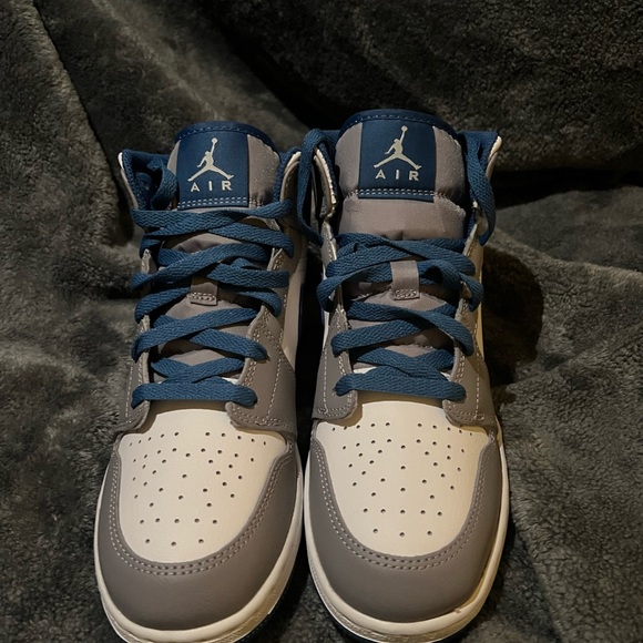 NIKE AIR JORDAN 1 MID GS - Picture 3 of 8